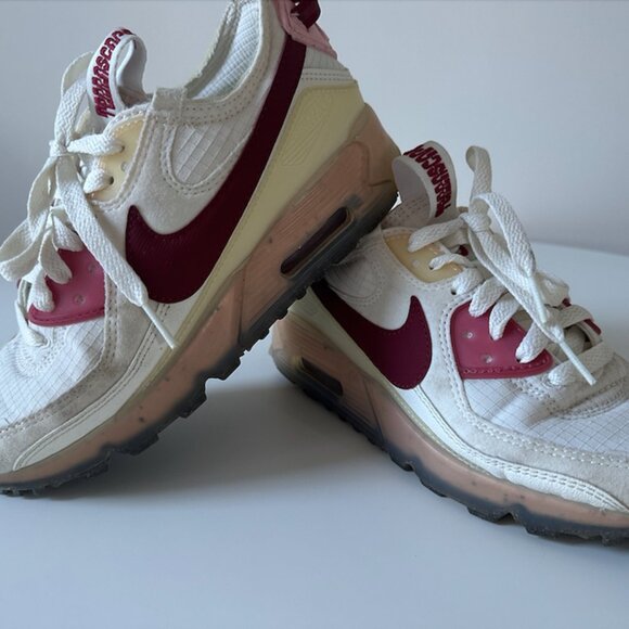 Nike Air Max Terrascape 90 in 'Pomegranate' - Picture 2 of 3